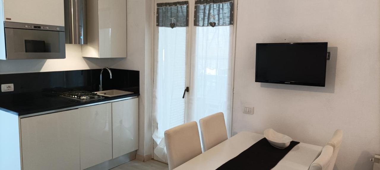 La Casina Di Ale Apartment มารีนาดีคาร์รารา ภายนอก รูปภาพ
